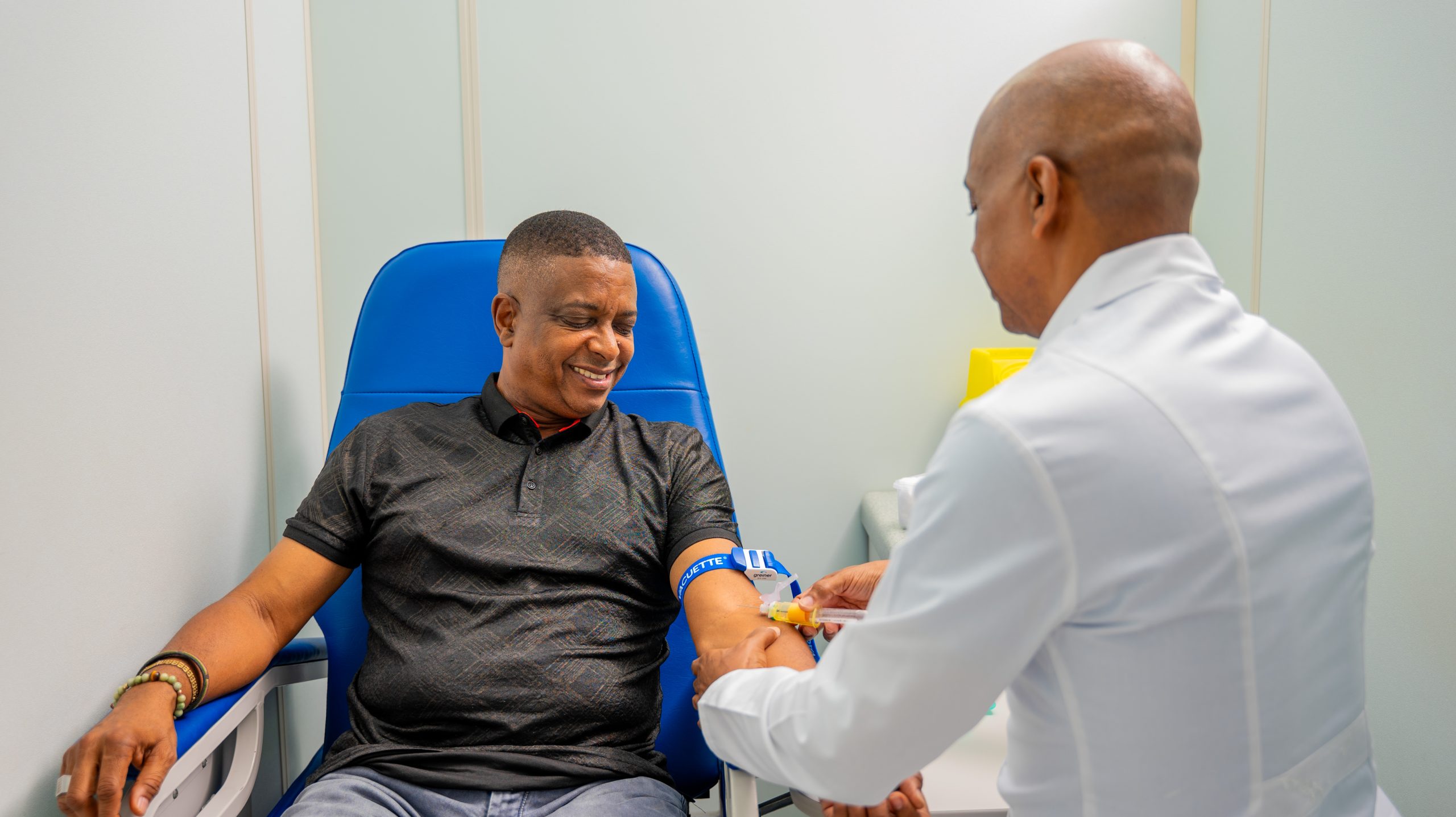 Employee of Medical Laboratory Services Curaçao taking a blood sample of a client.